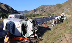 Erzurum'da  Ambulans ve Hafif Ticari Araç Çarpıştı: 4 Kişi Hayatını Kaybetti