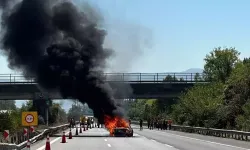 Düzce'de Otomobil, Yolu Ortasında Alev Alev Yandı