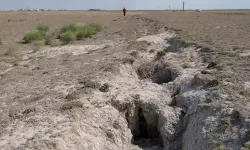 Konya'da Kuraklık Nedeniyle 5 Metreyi Bulan Yarıklar Oluştu