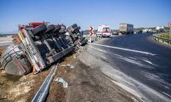 Bariyerlere Çarpıp Devrilen TIR'ın Şoförü Hayatını Kaybetti