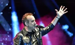 Ünlü Şarkıcıdan Yürekleri Isıtan Jest: Haluk Levent, Konserine Ara Verip Helvacıya Destek Oldu!