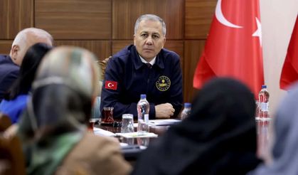 Bakan Yerlikaya, 'Diyarbakır Anneleri' ile bir araya geldi