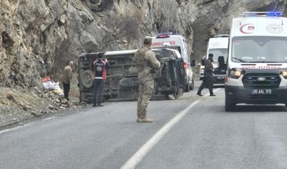 Çukurca kara yolunda minibüs takla attı: 1’i ağır 4 yaralı