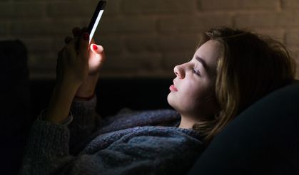 ‘Karanlıkta telefon kullanımı miyopiyi hızlandırıyor’