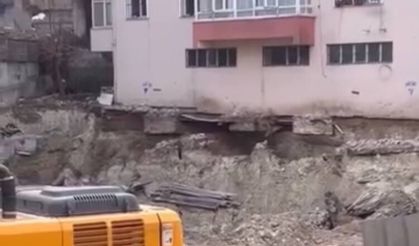 Bahçelievler’de temelinde kayma oluşan 4 katlı bina tahliye edildi