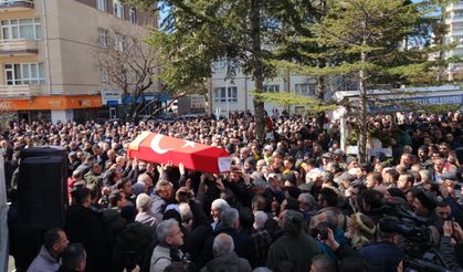Öğrencisi tarafından öldürülen Fatma Nur öğretmen, son yolculuğuna uğurlandı