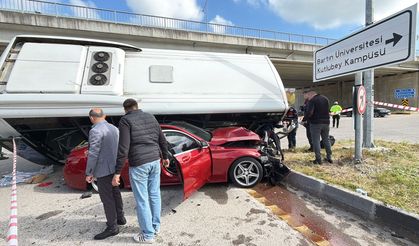 Öğrencileri taşıyan otobüs, otomobilin üzerine devrildi: 46 yaralı