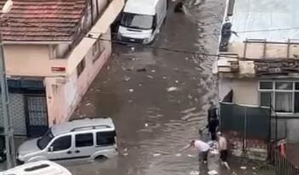 Kağıthane’de sağanak; ev ve iş yerlerini su bastı, araçlar sular altında kaldı