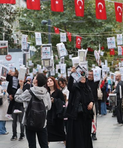 Asırlık Çınarlara Asılan 5 Bin Kitap Dakikalar İçinde Toplandı