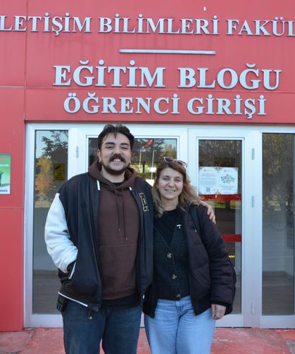 Gençlik hayalini gerçekleştirdi; 30 yıl sonra oğlu ile aynı üniversitede okuyor