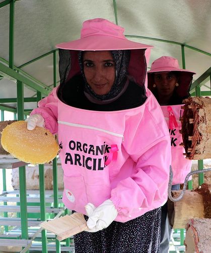 Pembe maskeli arıcı kadınlar, bal hasadında 'meme kanserine' dikkat çekti