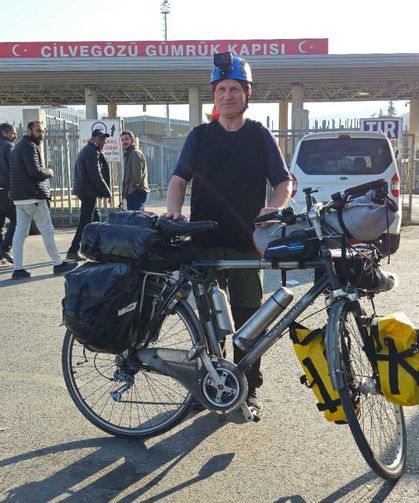 Umre için bisikletle yola çıktı, 3 bin 450 kilometre pedal çevirip Medine'ye ulaştı