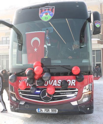 Cumhurbaşkanı Erdoğan, Yüksekovaspor Kadın Futbol Takımı’na otobüs hediye etti