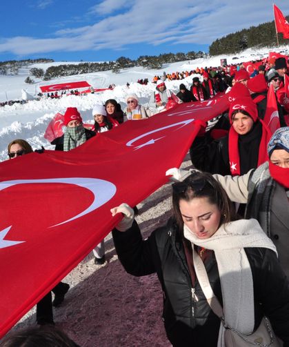 Sıfırın altında 22 derecede Sarıkamış şehitleri için yürüdüler