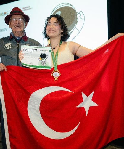 Hataylı lise öğrencisi Ayşe Naz, ABD'deki bilim olimpiyatında dünya birincisi oldu