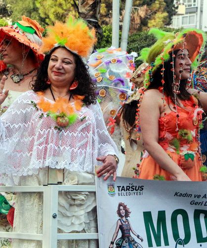 Uluslararası Adana Portakal Çiçeği Karnavalı'nın korteji, renkli görüntülere sahne oldu