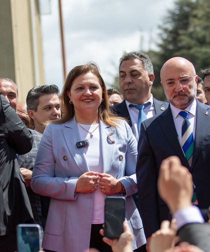 AK Parti'ye geçen Burcu Köksal'a, Afyonkarahisar Belediyesi önünde mehterli karşılama