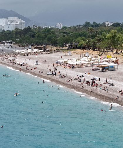 Antalya'da turizm sezonu açıldı; plajda 1 günün maliyeti 1500 TL