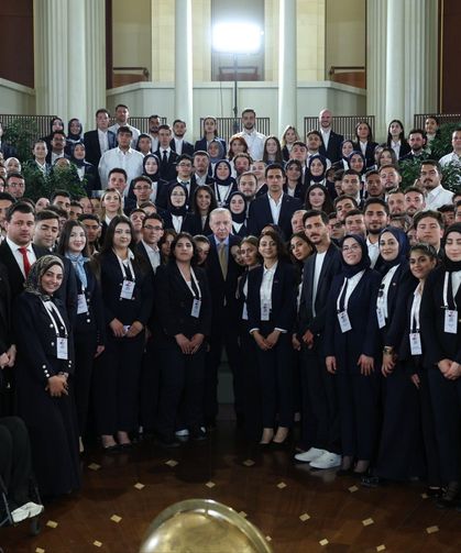 Cumhurbaşkanı Erdoğan: Gençlerimizle kol kola, omuz omuza yürümeyi sürdüreceğiz