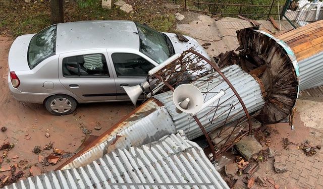 Caminin Minaresi Fırtınada Devrildi, İmamın Otomobili Zarar Gördü