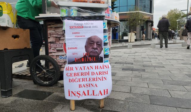 Seyyar Tezgahına ‘Vatan Haini Geberdi’ Yazısı Asıp Tatlı Dağıttı