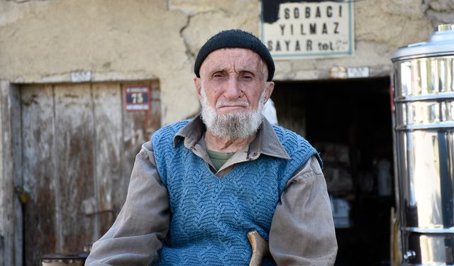 'Sobacı Dede', 61 Yıllık Mesleğini, 100 Yıllık Dükkanda Tek Başına Sürdürüyor