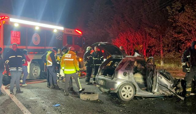 Tekirdağ’da İş Makinesine Çarpan Otomobil Alev Aldı; 5 Ölü