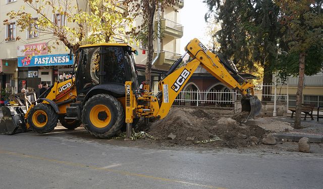 Belediye Personeli Kıyafetiyle Şehrin Göbeğinde Define Aradılar