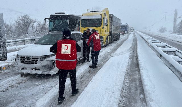 Türk Kızılay’dan Aşırı Kar Yağışı Nedeniyle Yolda Kalanlara Yardım