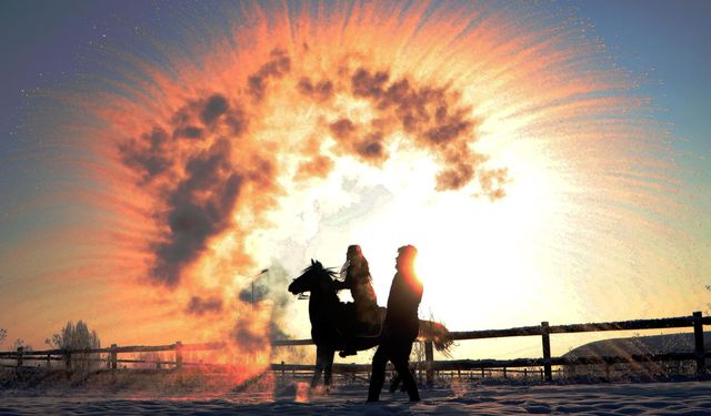 Türkiye'nin En Soğuk Kenti Erzurum'da Havaya Atılan Sıcak Su, Görenleri Büyüledi