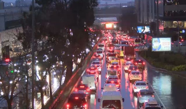 İstanbul Kıpkırmızı! Trafik Yoğunluğu Yüzde 89