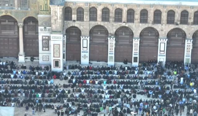 Suriyeliler Esad sonrası İlk Cuma Namazı İçin Emevi Camii'nde