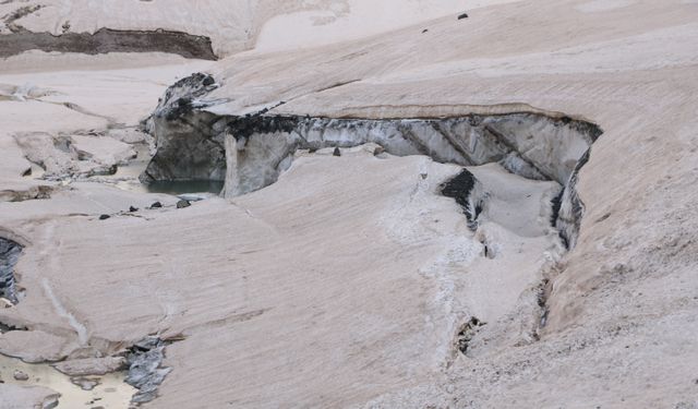 Hakkari'nin 20 Bin Yıllık Buzulları Doğaseverlerin Dikkatini Çekti