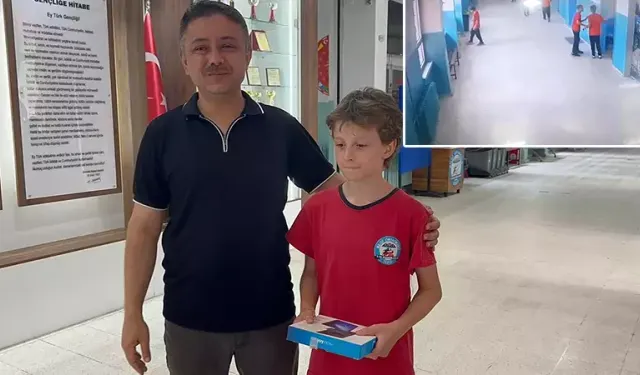Okul Koridorundaki Çöpü Kutuya Atarken Görüntülenen Öğrenciye Tablet Hediyesi