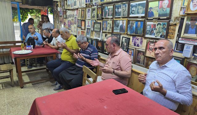 Adana'da 'Ölüler Kahvesi'nde Bayram Geleneği Bu Yıl da Sürdürüldü