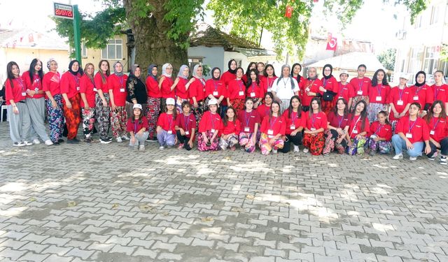 Bu Mahalleyi 524 Yıldır, Yılda Bir Gün Kadınlar Yönetiyor