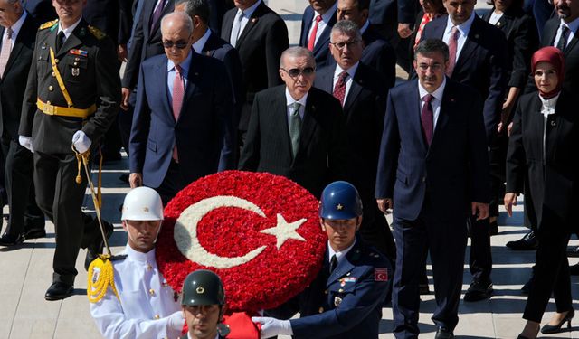 Cumhurbaşkanı Erdoğan Anıtkabir’de: “Müstevli Emeller Taşıyanlar 100 Yıl Sonra da Boş Durmuyor”