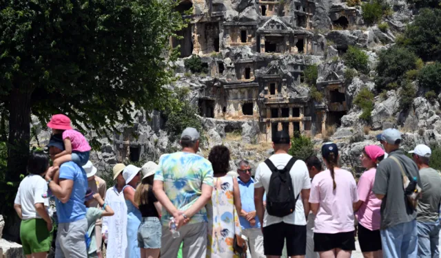 Antalya'ya 1 Günde Rekor Yabancı Turist Girişi