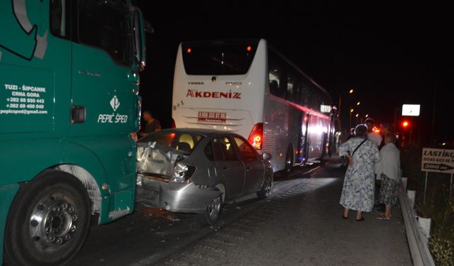 Ayvalık'ta Kırmızı Işıkta Zincirleme Kaza: 1 Ölü, 3 Yaralı