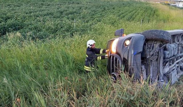 Diyarbakır'da Tur Minibüsü Devrildi; 1'i Bebek 7 Yaralı