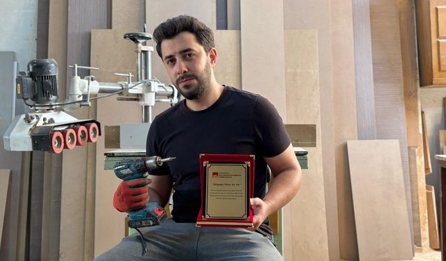 Gündüz Mobilya Atölyesinde Marangoz, Akşam Film Setinde Sinemacı