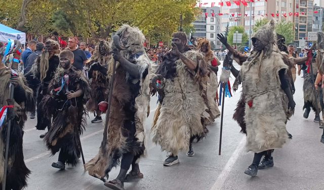 Balıkesir'in Kurtuluş Töreninde 'Tülütabak' Gösterisi