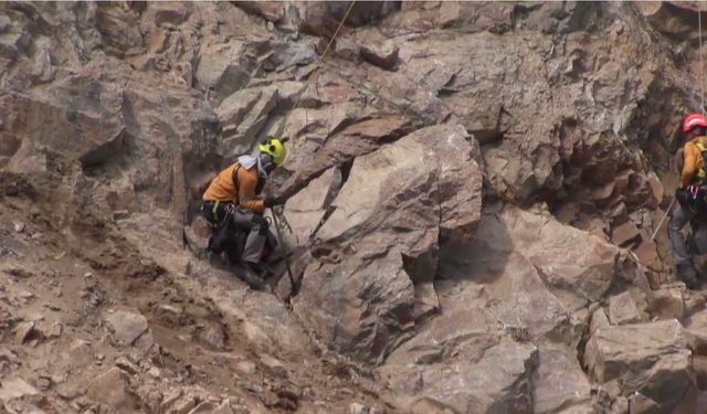 Sel Afeti Sonrası Endüstriyel Dağcılar ‘Riskli Kaya’ Avında