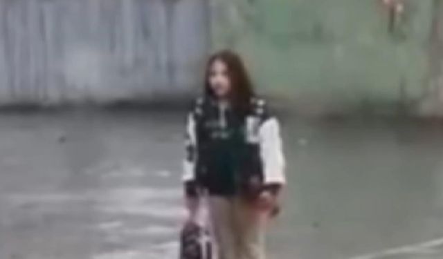 İstiklal Marşı Okunurken Yağmur Altında Saygı Duruşuna Geçen Öğrenci Ödüllendirildi