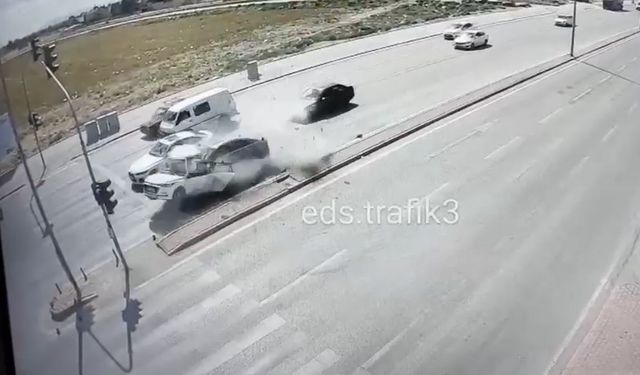Kırmızı İşıkta Duran Otomobil, Aracın Çarpması İle İkiye Bölündü