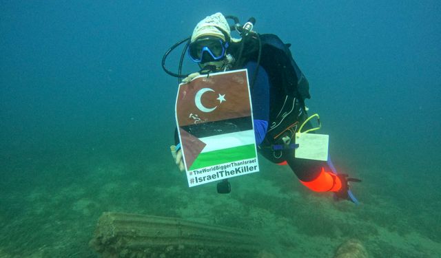 Su Altında İşaret Diliyle Gazze Eylemi