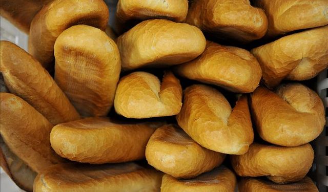 İzmir'de Halk Ekmeğe Zam Geldi