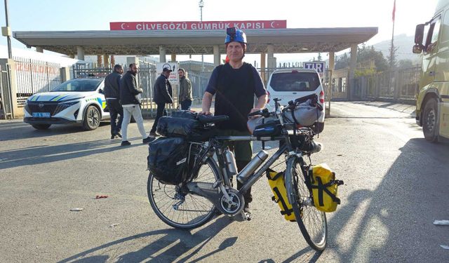 Bisikleti ile umre yolculuğuna çıkan emekli işçi, Cilvegözü'nden Suriye'ye geçti