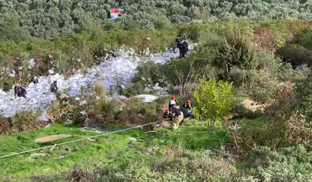 Bursa'da kağıt yüklü kamyon, uçuruma yuvarlandı: 2 ölü