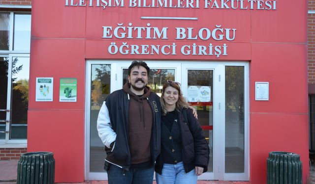 Gençlik hayalini gerçekleştirdi; 30 yıl sonra oğlu ile aynı üniversitede okuyor